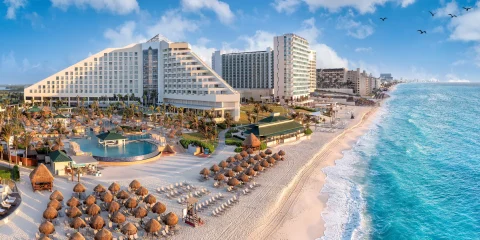 A beautiful hotel in Cancún with a view of the ocean