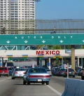 Imagen del cruce de frontera a México con autos haciendo fila.