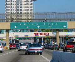 Imagen del cruce de frontera a México con autos haciendo fila.