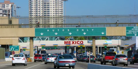 Imagen del cruce de frontera a México con autos haciendo fila.