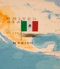 Mapa de México con una bandera mexicana clavada