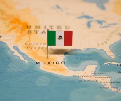 Mapa de México con una bandera mexicana clavada