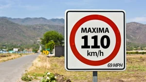 Un señalamiento de límite de velocidad en una carretera mexicana.