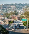 Una calle en México con carros y casas