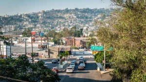 Una calle en México con carros y casas