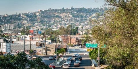 Una calle en México con carros y casas