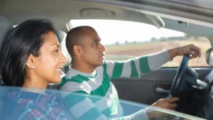 Una pareja conduciendo su carro en México, disfrutando del viaje