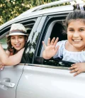 Una familia de tres listos para salir a carretera.