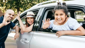 Una familia de tres listos para salir a carretera.