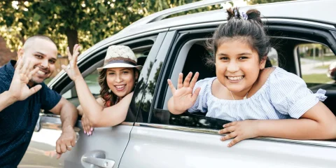 Una familia de tres listos para salir a carretera.