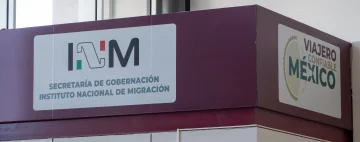 Foto de una oficina de migración mexicana, con señalización clara para los servicios migratorios, donde los viajeros pueden completar los trámites necesarios para su estancia en México.