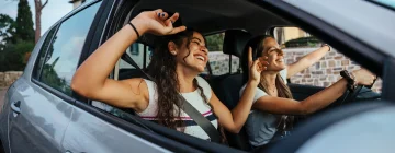 Una pareja disfrutando del programa 'Viaje Seguro USA