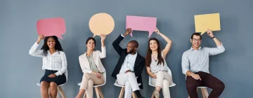 Personas con burbujas de diálogo sobre sus cabezas, que simbolizan la comunicación y la conversación.