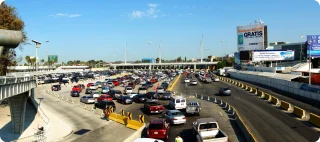 Vista del cruce fronterizo de Laredo con tráfico, mostrando vehículos esperando para cruzar a México.