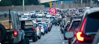 Una foto mostrando tráfico pesado en la frontera, con autos esperando para cruzar hacia México.