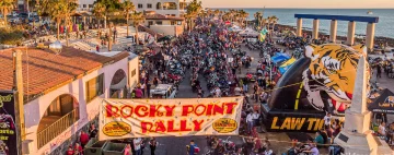 Foto del evento Rocky Point Rally, mostrando motocicletas alineadas en la salida o en la carretera, con los participantes listos para la tradicional rally anual en Puerto Peñasco, México.